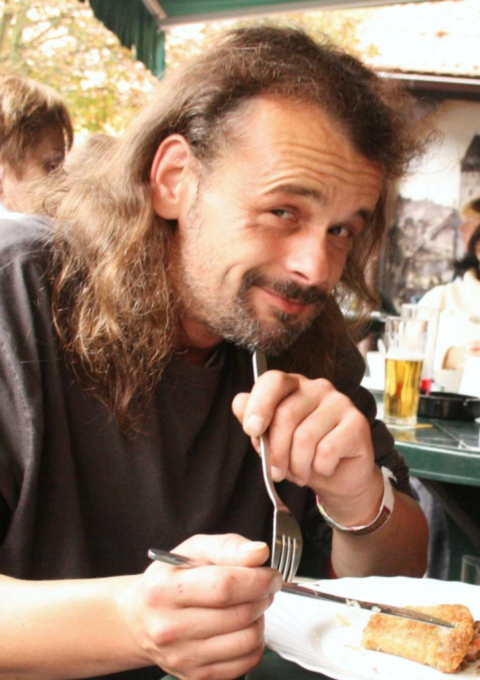 já