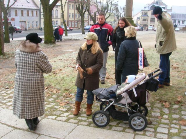v kostele i před ním