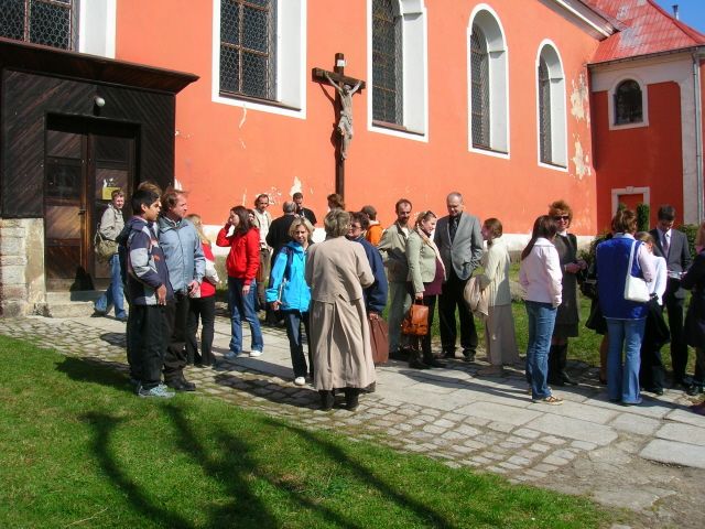 v kostele i před ním