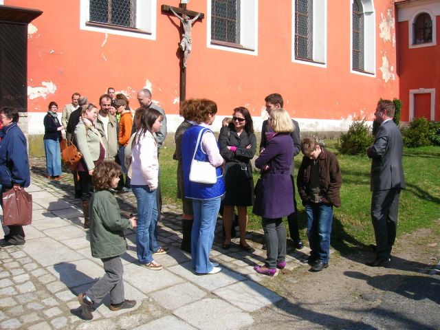 v kostele i před ním