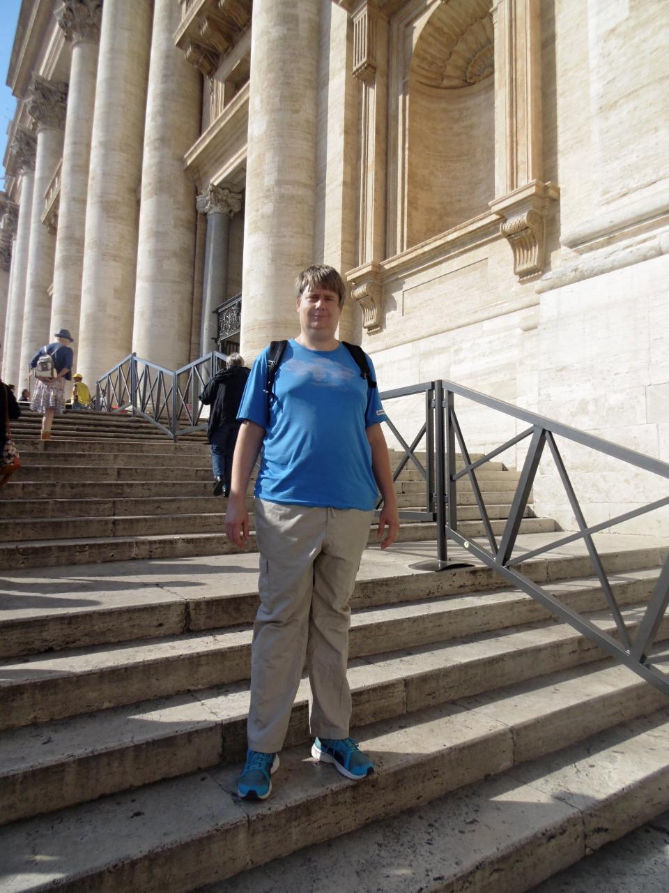 na schodech před Svatopetrskou bazilikou