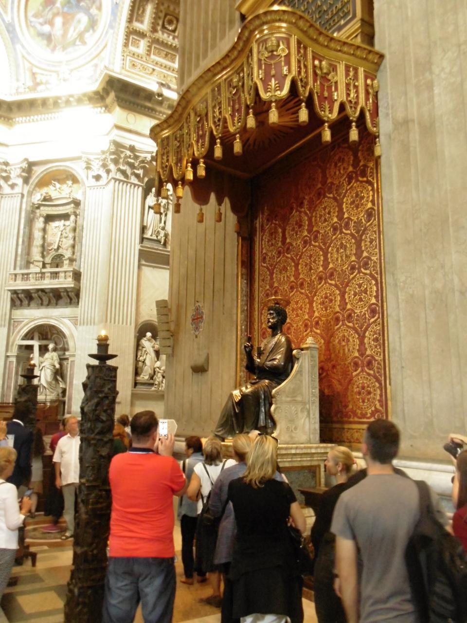 pohled na sochu svatého Petra