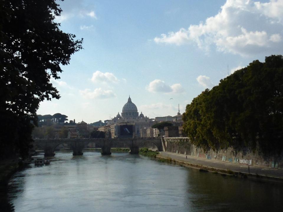 pohled přes řeku Tiberu na na Svatoptrskou baziliku