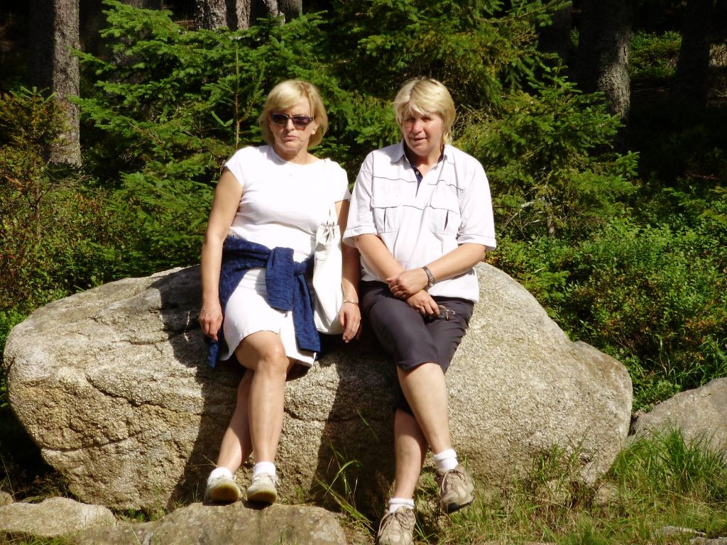máma a její kamarádka v lese nad Hauswaldskou kaplí