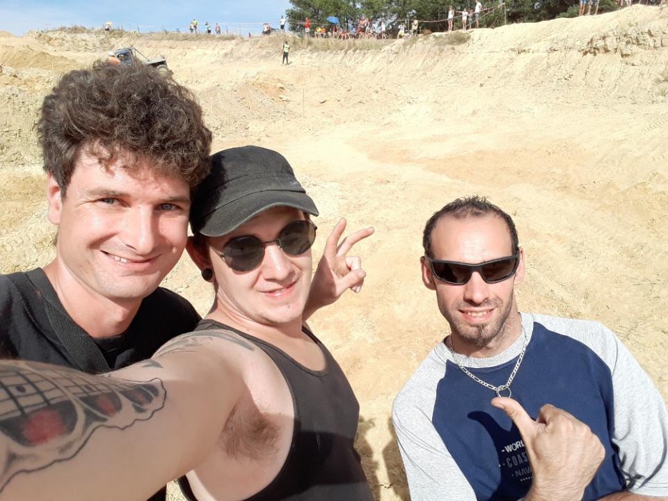 Já s kolegou z radia je v modrem tričku a jeho bratrem u prostřed co hraje v kapele The Four Elements, jsme na Truck trial Kunštát 2018