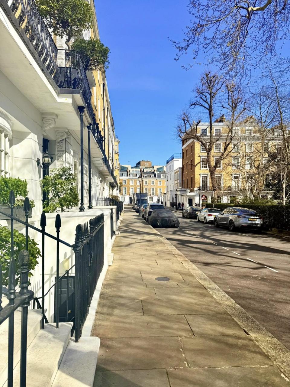 Dcera, žijící v Londýně.