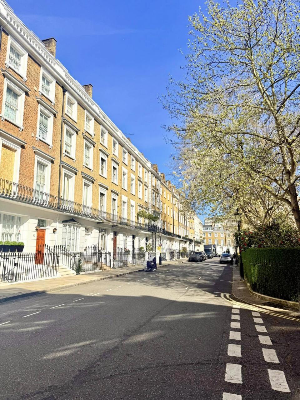 Dcera, žijící v Londýně.