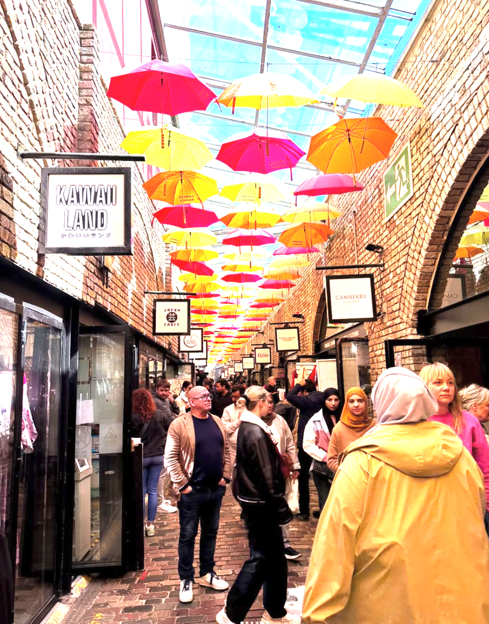 Dcera, žijící v Londýně.