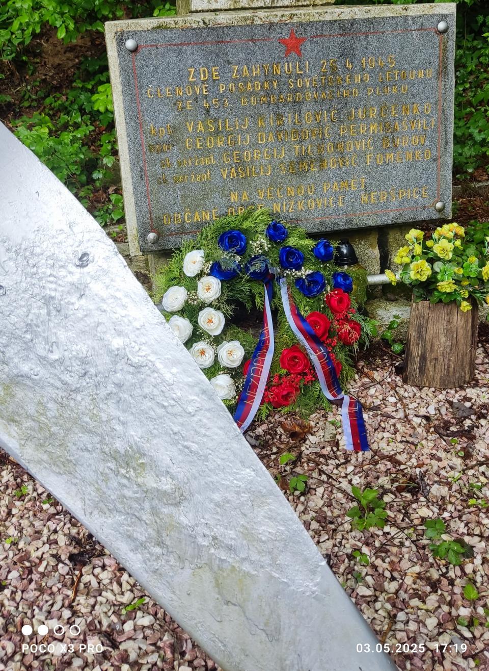Včera na výletě jsme minutou ticha uctili památku čtyř sovětských hrdinů bombardéru. Z hlíny ční část vrtule.
