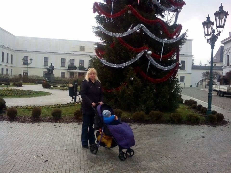 10.12.u vánočního stromečku na náměstí :))