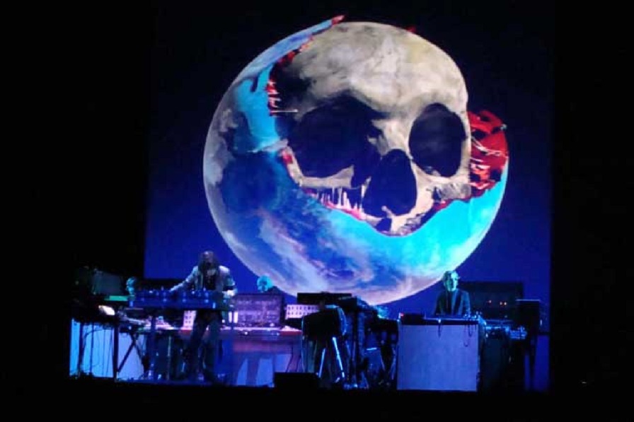 Legenda veškerý elektronický hudby... von za to může))... J.M.Jarre a jeho album Oxygene, za kerý pro změnu může Grangerův vobraz "Voloupnutá Země"...