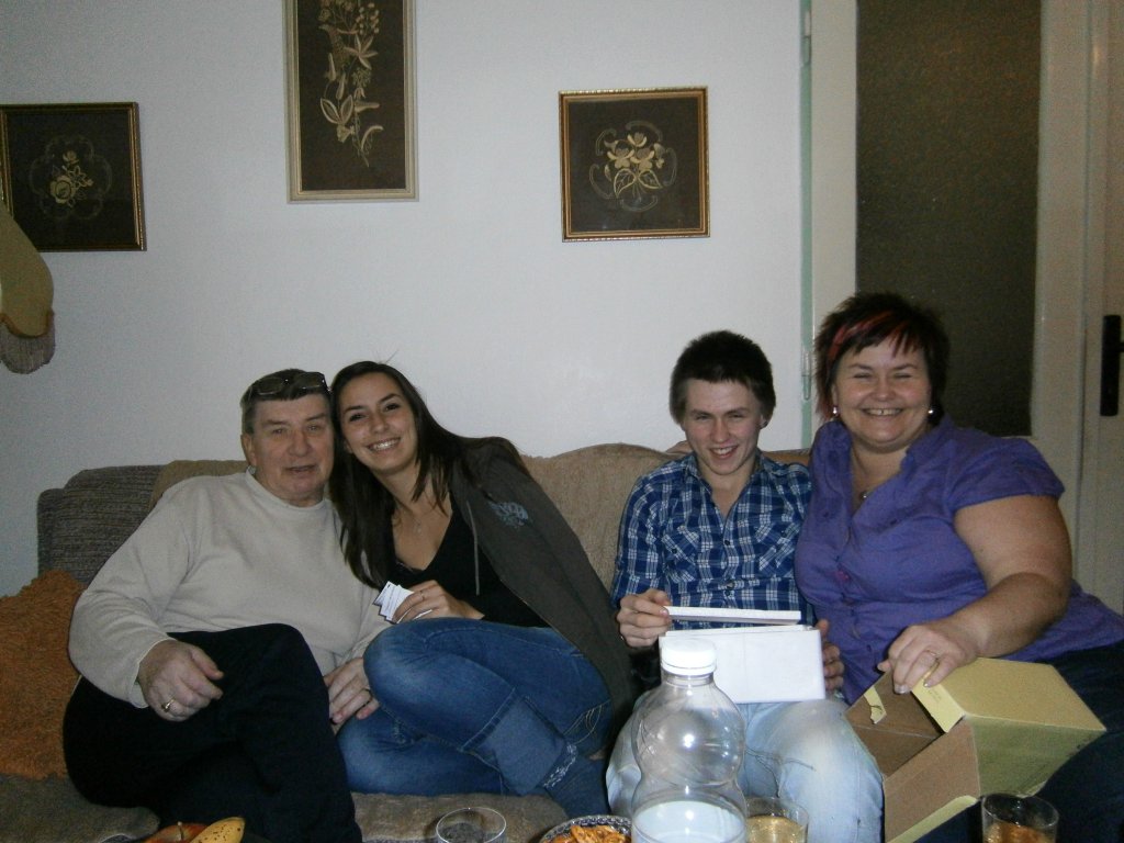 Vánoce 2011  z leva taťka,dcera ,syn...