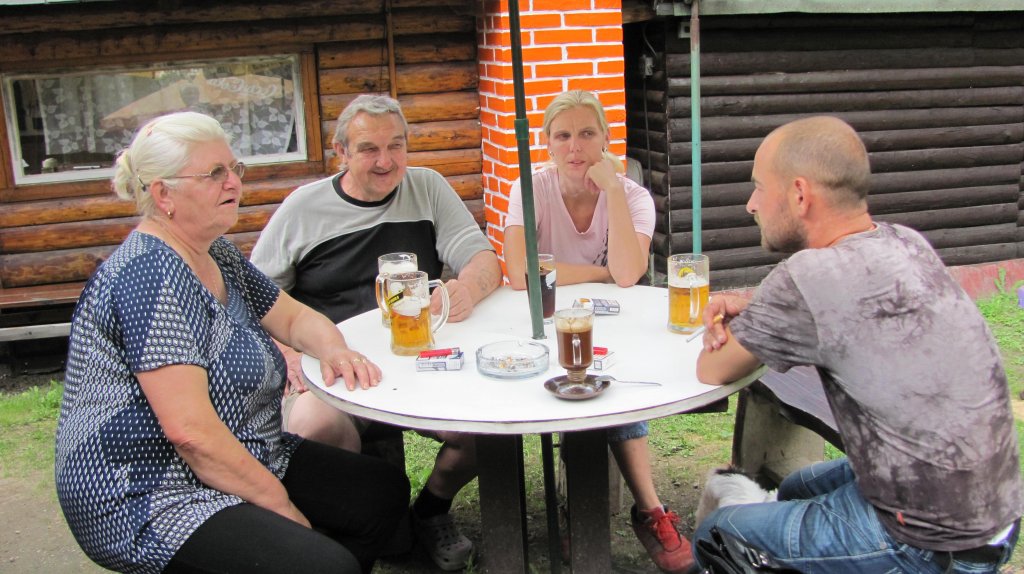 V restauraci U hastrmana...,Alenka,její manžel,Janička s přítelem