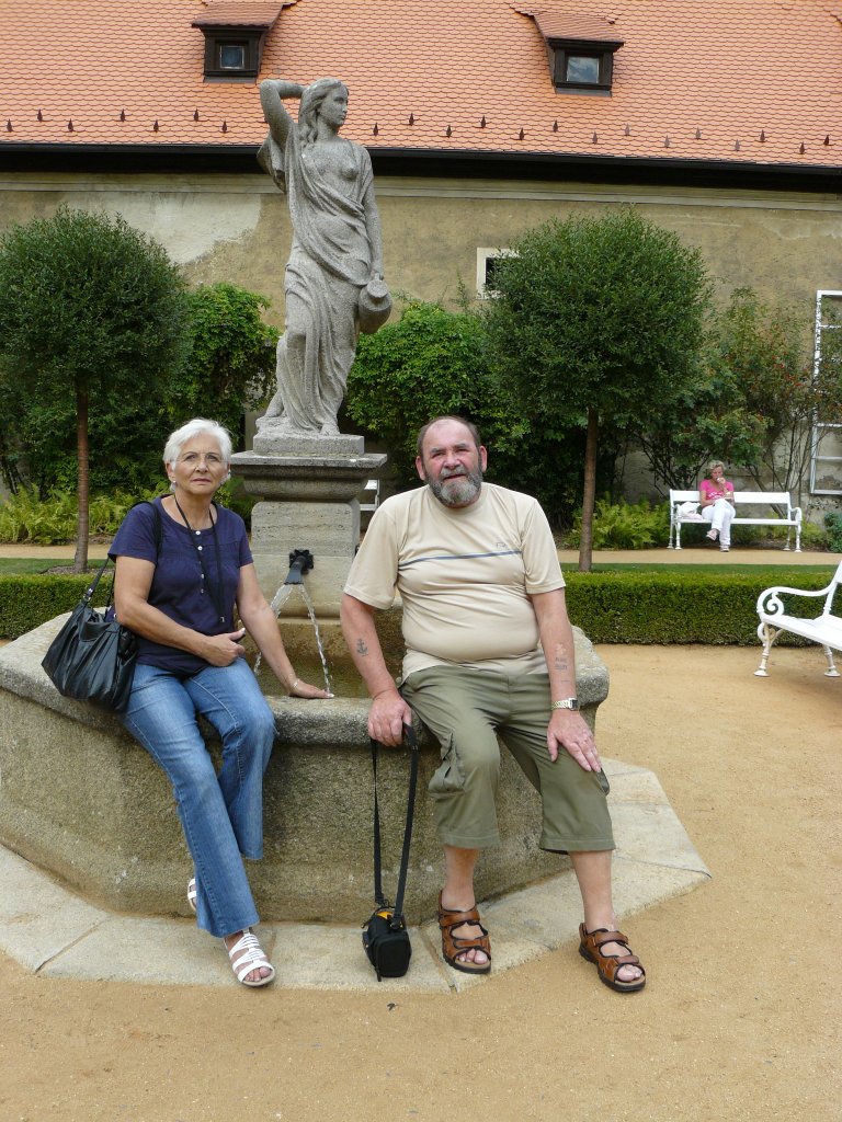 V klášterní zahradě s mužem