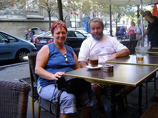 v pařížské kavárně