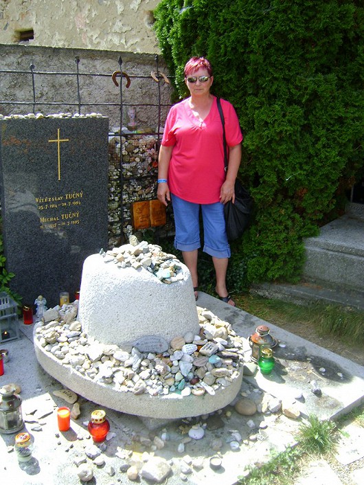 v Hošticích u hrobu Michala Tučného