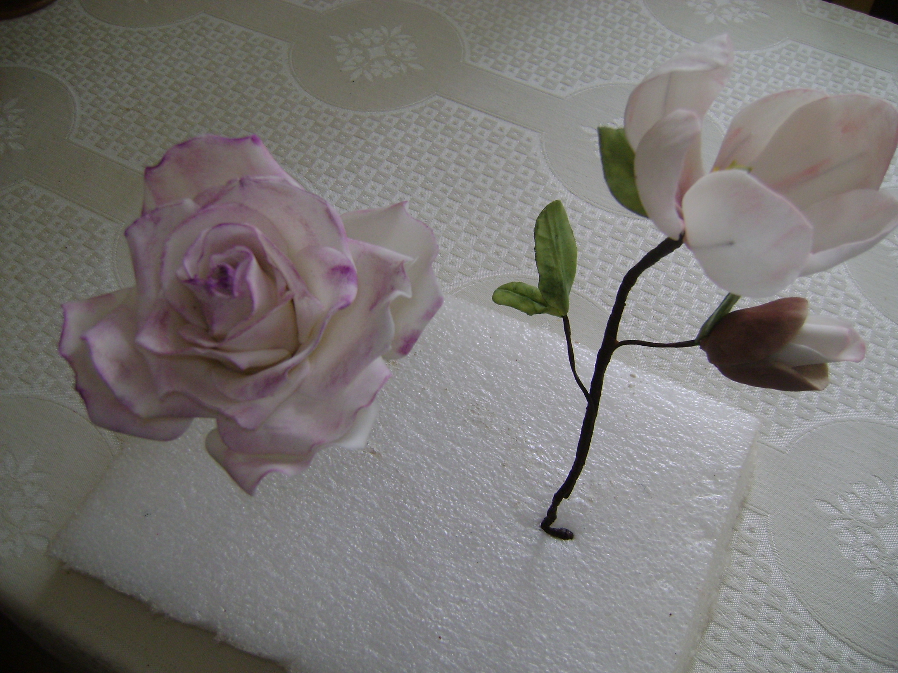 růže a magnolie s cukrové hmoty,na kurzu v Plzni