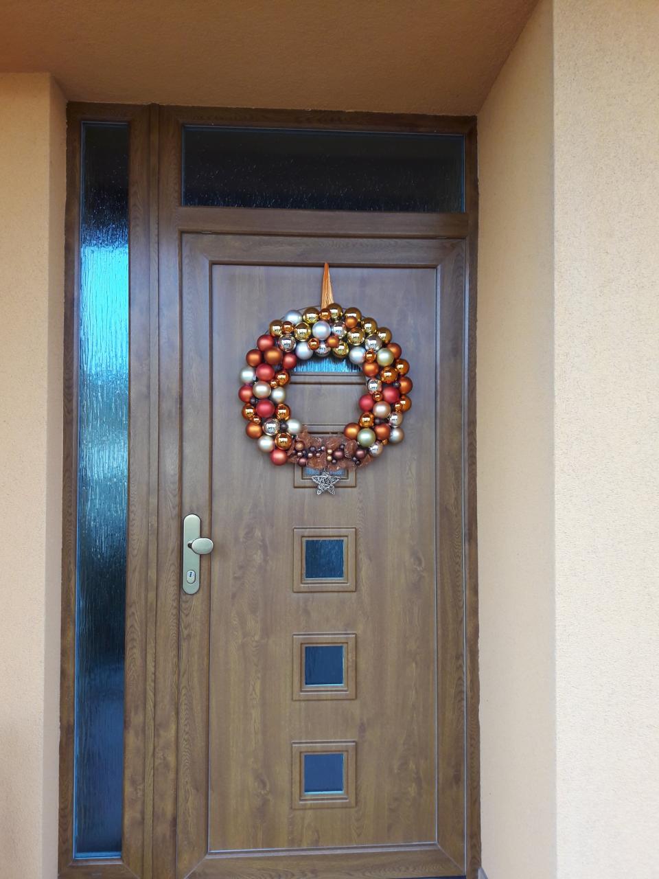 vánoční věnec na vchodové dveře