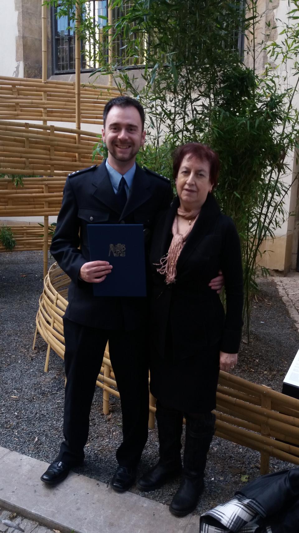 syn s babičkou a diplomem